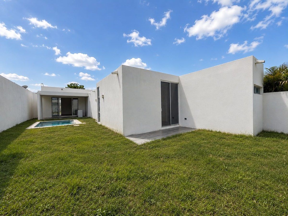 Casa de una planta con jardín y piscina en Conkal, Yucatán